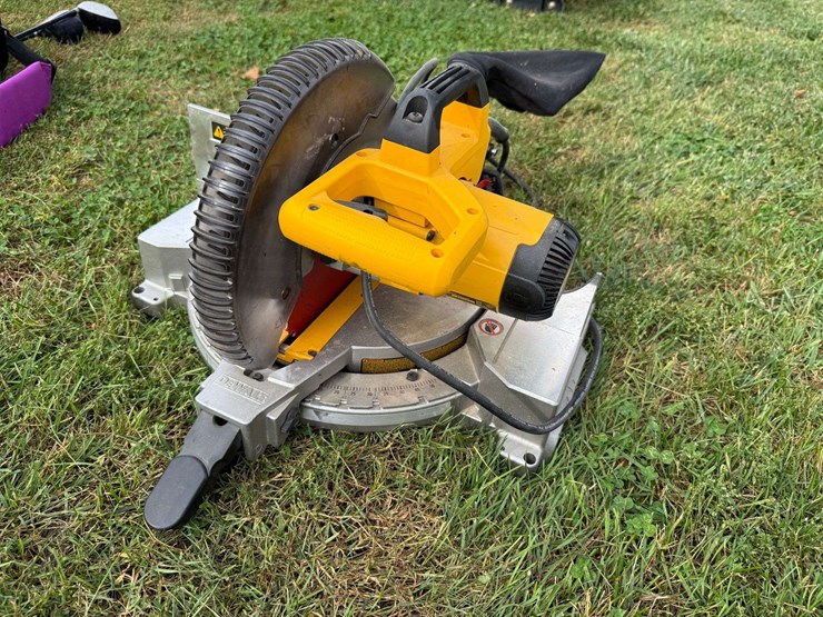 dewalt-10”-compound-mitre-saw-image-3