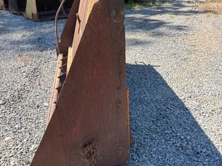 dump-truck-spreader-tailgate-image-3
