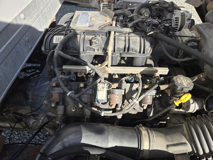 2017-isuzu-npr-image-23