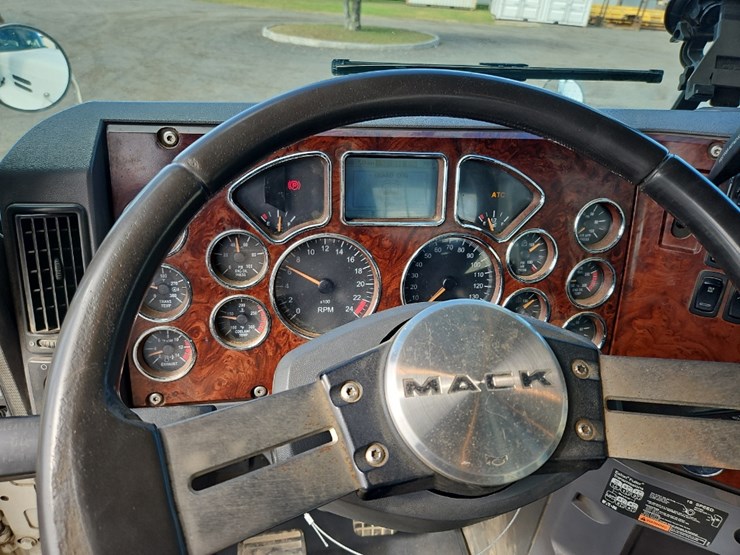 2012-mack-pinnacle-cxu613-image-24