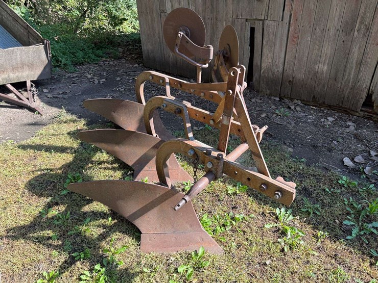 3-bottom-ferguson-plow,-3pt-hookup-image-7