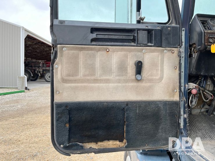 1989-freightliner-day-cab-truck-(jn0784,-unit-06815)-image-48