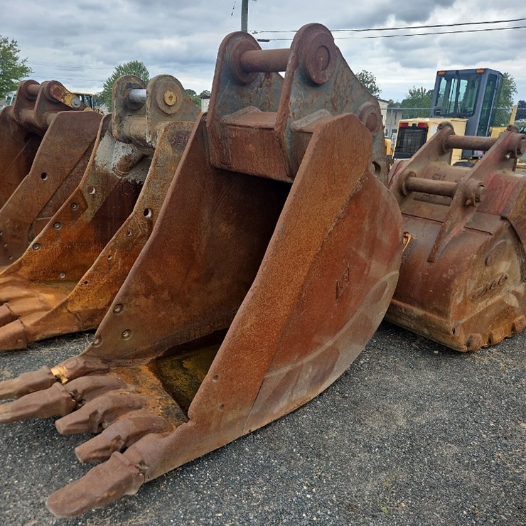 PEMBERTON 36" BUCKET WITH TEETH