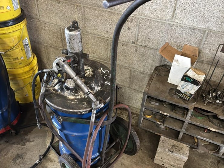 #125-•-air-operated-greece-zerk-oil-pump-with-cart-image-1
