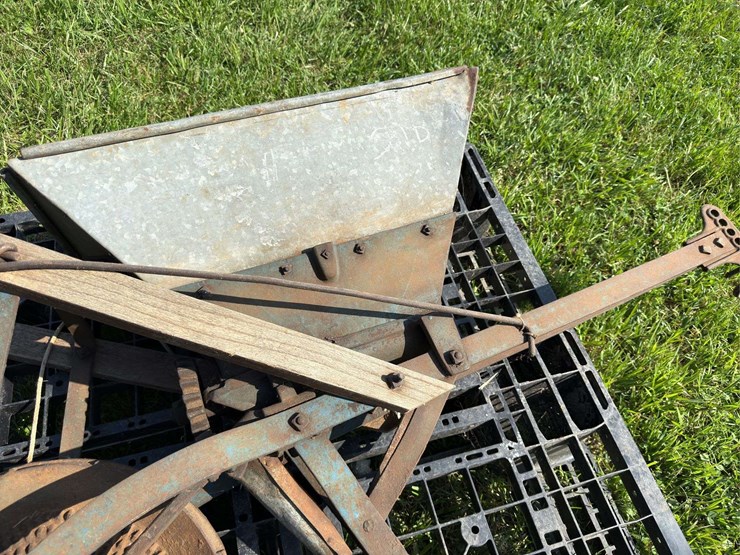 john-blue-co.-horse-drawn-corn-planter-image-3
