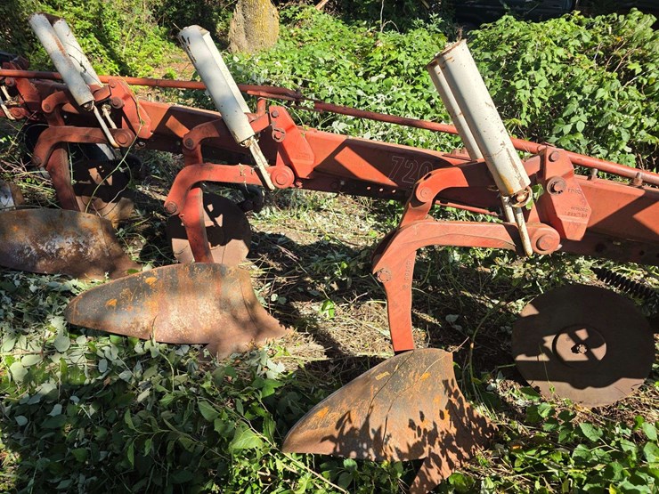 ih-720-–-5-bottom-20”-semi-mount-plow,-auto-reset,-all-wear-parts-are-good,-missing-one-coulter,-use-image-19