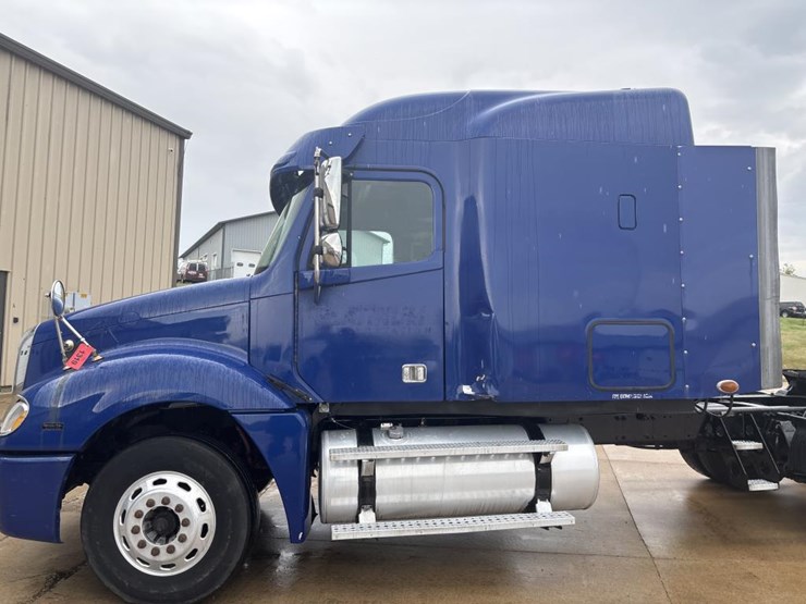 #1319-•-2005-freightliner-columbia-sleeper-cab-truck-tract-image-8