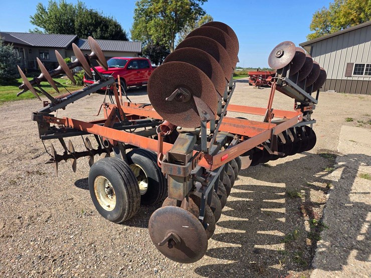 ih-470-tandem-disk,-manual-fold-wings,-9.5l-14-tires-on-6-bolt-rims,-hydraulic-lift,-rear-hitch,-dis-image-23