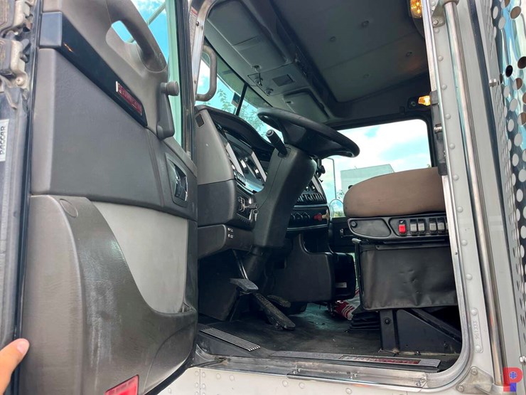 2013-kenworth-t800-image-15