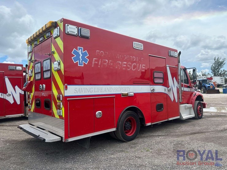 2016-freightliner-m2-106-braun-ambulance-image-3