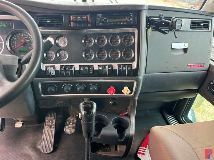 2013-kenworth-t800-image-18