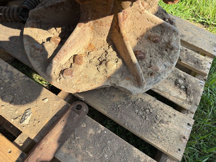 aultman-taylor-hubs-parts-pallet-image-4