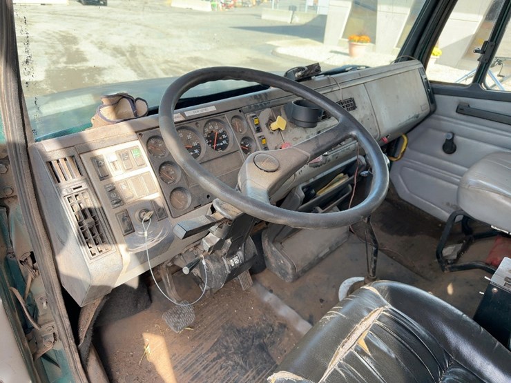 2000-freightliner-fl112-image-22
