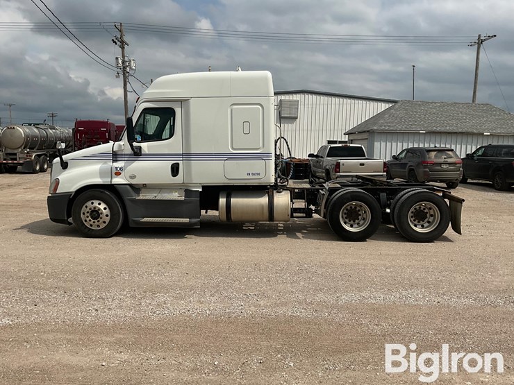 2015-freightliner-cascadia-125-image-8
