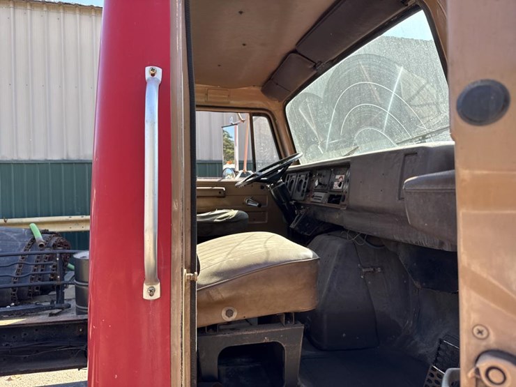 #1815-•-1985-international-1954-cab-and-chassis-image-39