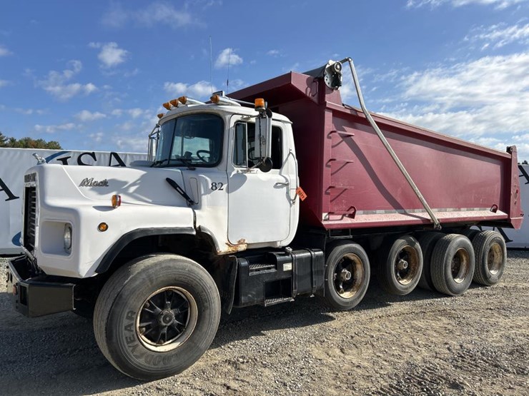 1995-mack-dm690s-image-1