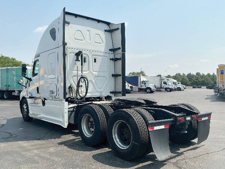 2022-freightliner-cascadia-126-image-2