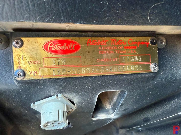 2004-peterbilt-379-image-11