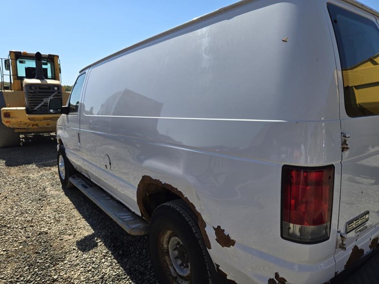 2013-ford-cargo-image-17