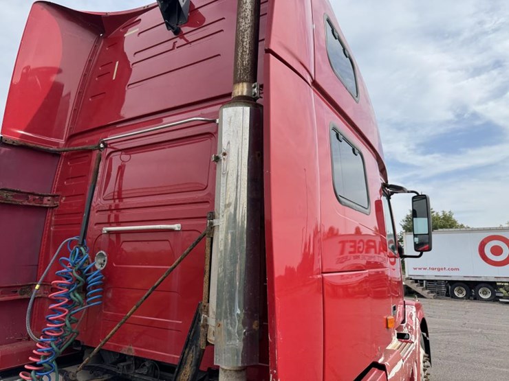 #1097-•-2006-volvo-ve-d12-sleeper-semi-tractor-image-29