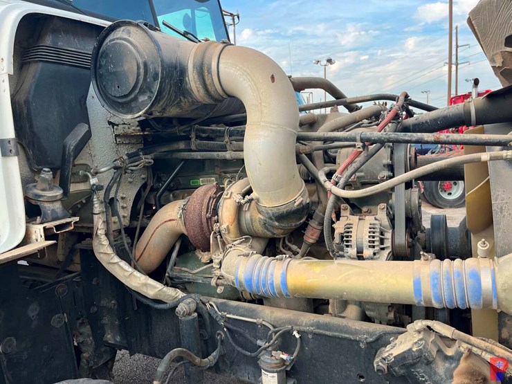 2006-freightliner-fld120-image-8