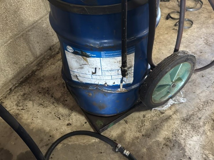 #125-•-air-operated-greece-zerk-oil-pump-with-cart-image-4