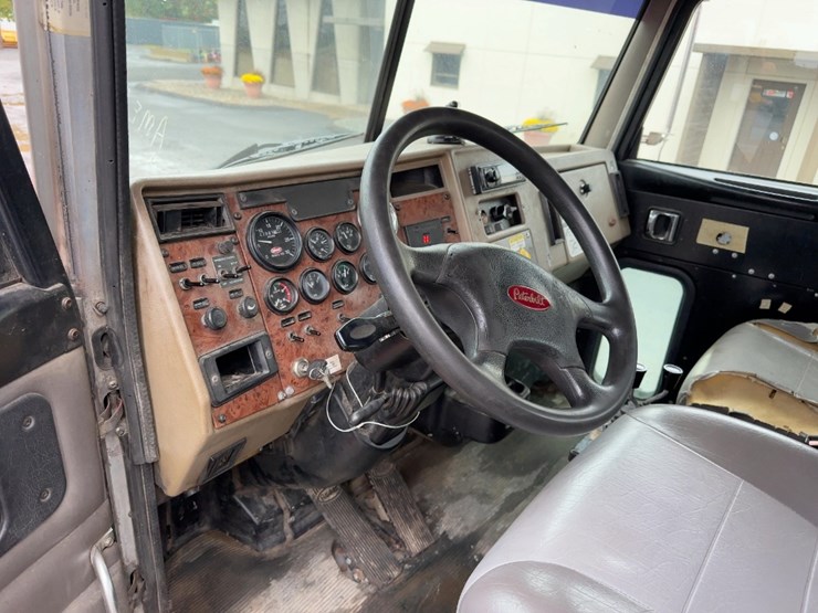 2005-peterbilt-335-image-22