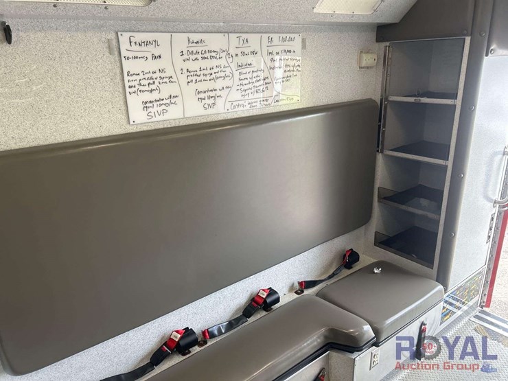 2016-freightliner-m2-106-braun-ambulance-image-35