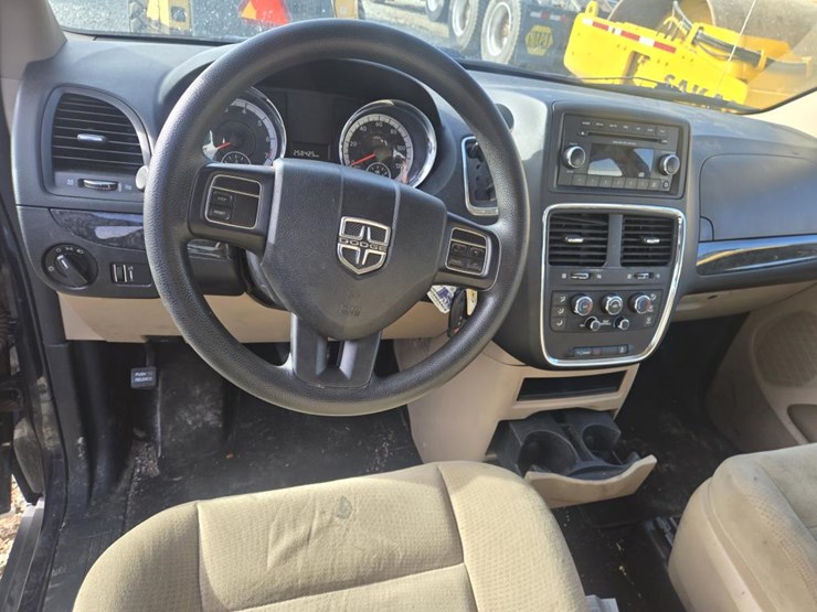 2014-dodge-grand-caravan-image-30