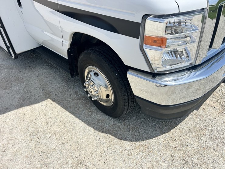 2022-ford-e350-image-24