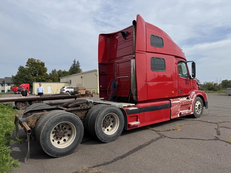 #1097-•-2006-volvo-ve-d12-sleeper-semi-tractor-image-5