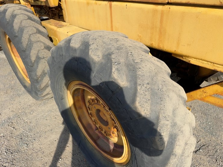 1982-deere-670a-image-13