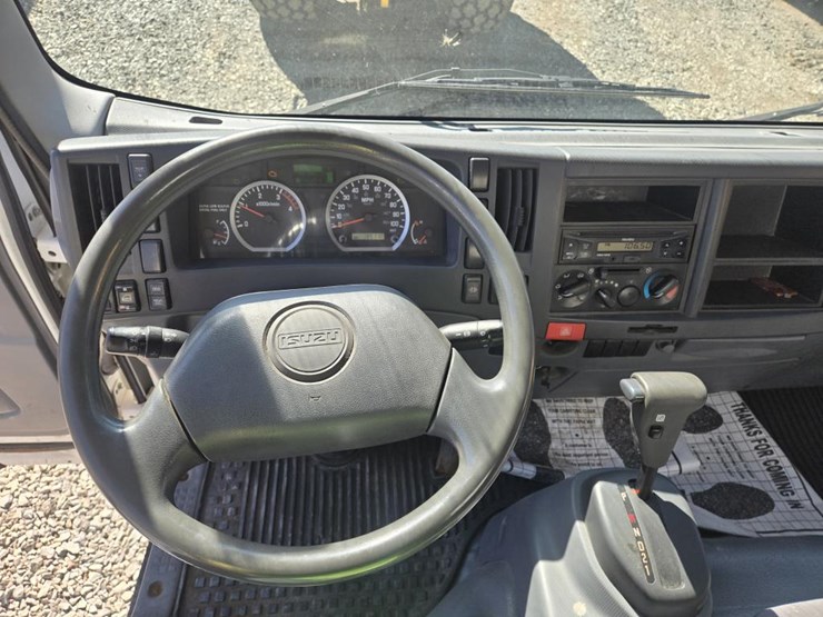 2015-isuzu-npr-hd-image-30