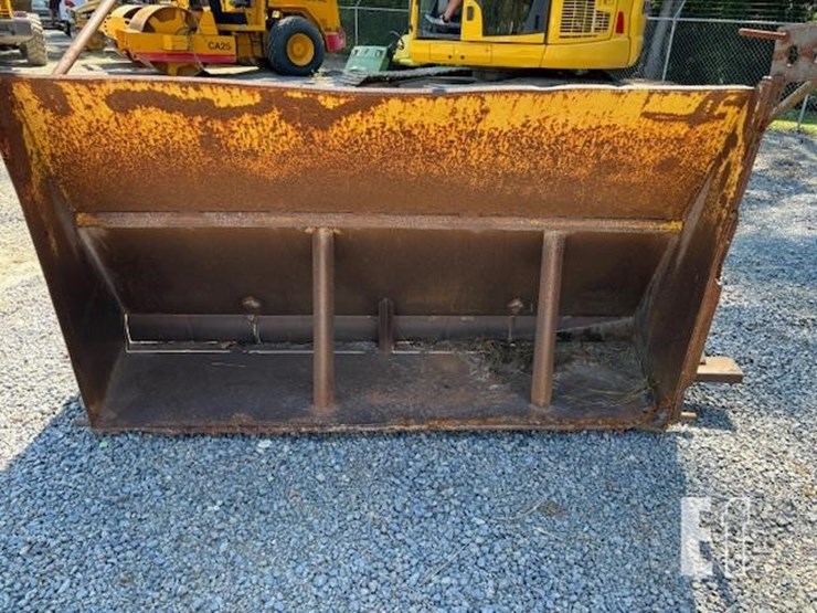 dump-truck-spreader-tailgate-image-1