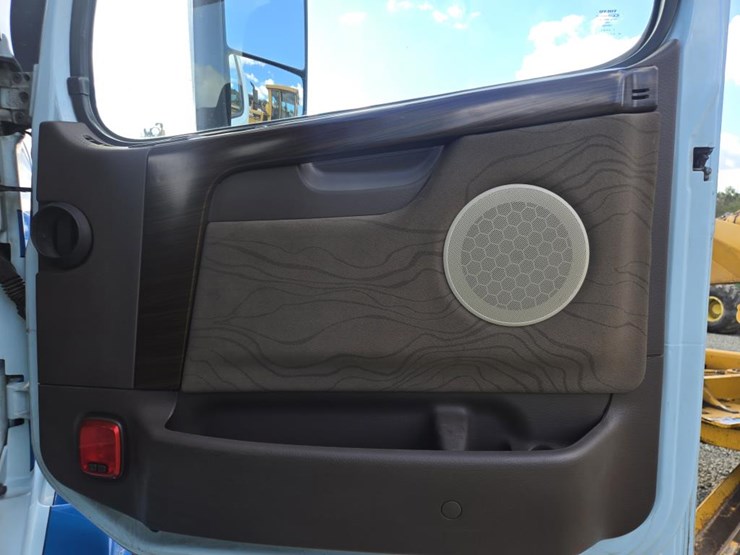 2015-volvo-10-image-42