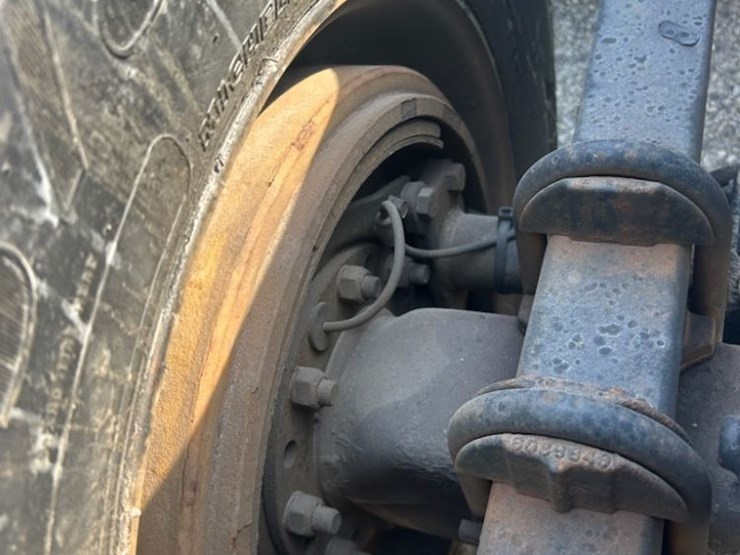 2017-volvo-vnl64t300-image-15