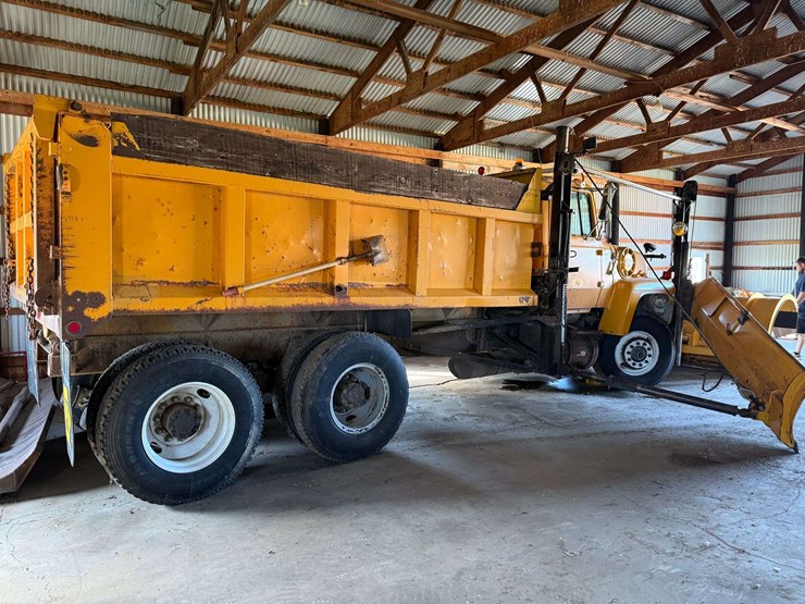 1983-ford-9000-image-3