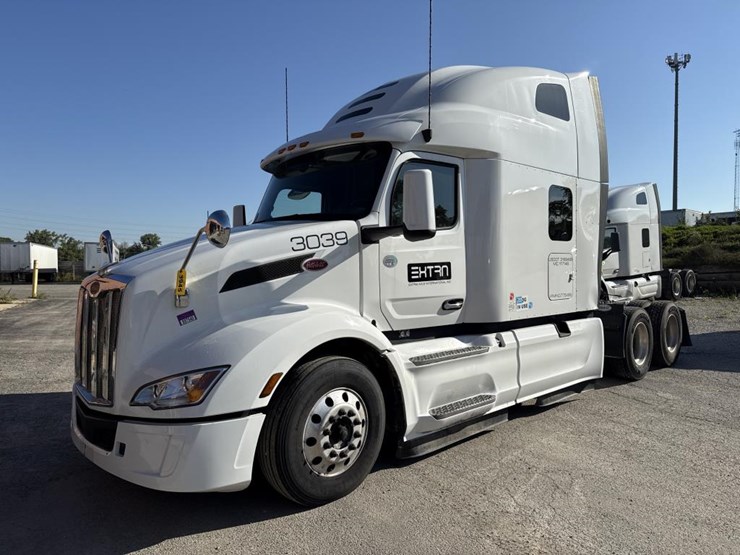 2022-peterbilt-579-image-1