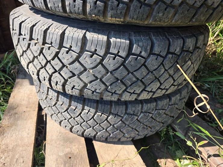(4)-8.75r16.5-tires-on-dually-rims,-good-tread,-some-sidewall-cracks-image-9