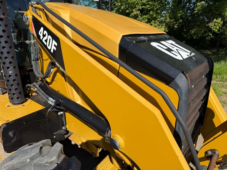 2014-caterpillar-420f-image-15