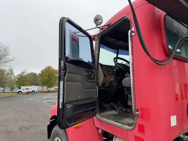 2005-peterbilt-335-image-19