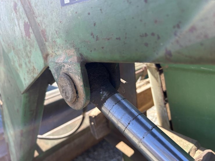 #5217-•-oliver-tractor-w/-loader-image-24