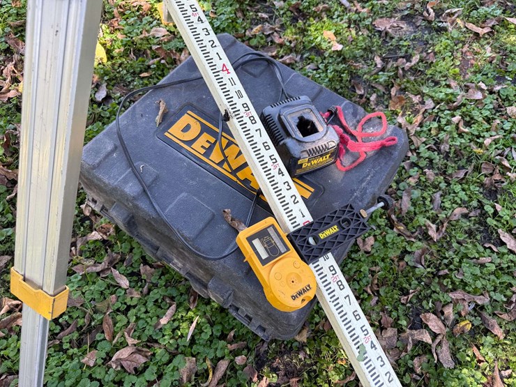 dewalt-dw073-cordless-rotary-laser,-with-grade-stick,-charger,-and-18v-battery,-tripod-and-case,-in-image-8
