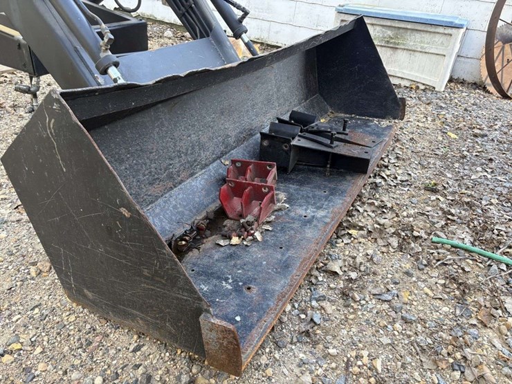 loader,-off-of-ih-656,-ih-mounting-brackets,-84”-bucket-image-4