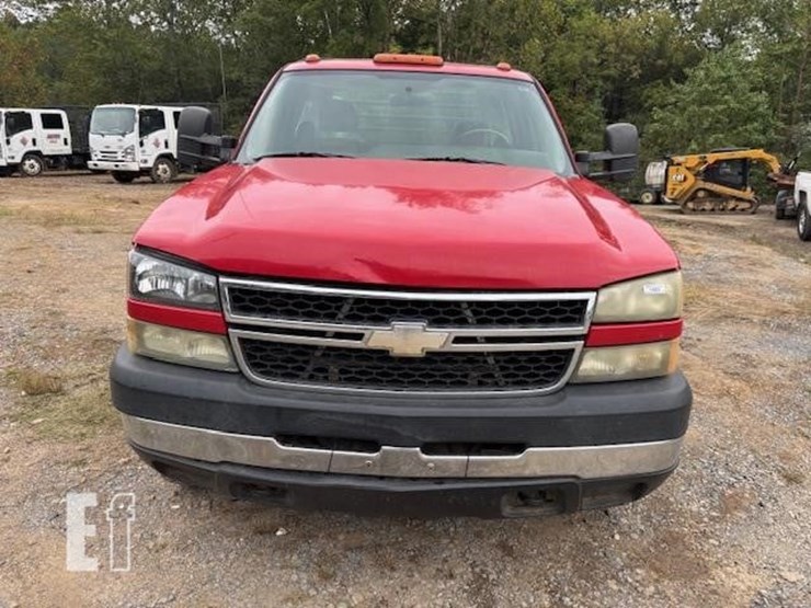 2006-chevrolet-3500hd-image-2