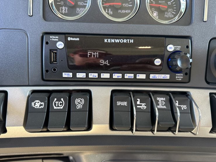 2025-kenworth-t880-image-37