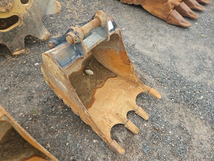 caterpillar-24"-bucket-with-teeth-image-2