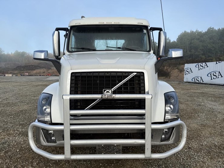 2016-volvo-10-image-8