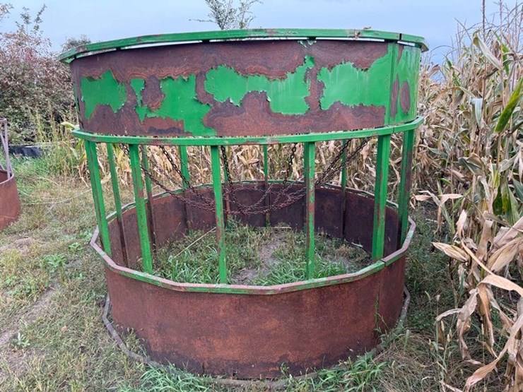 round-bale-feeder-with-hay-savor-and-skirt-on-bottom-image-3