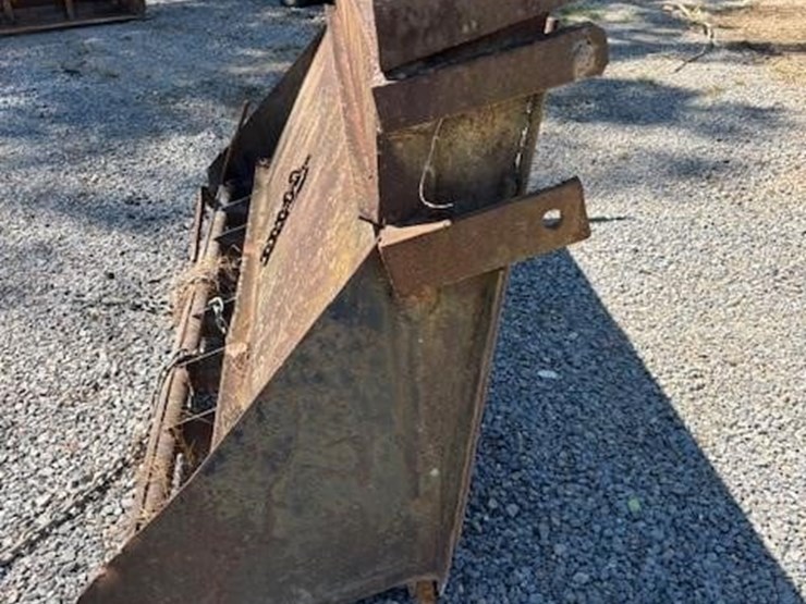 dump-truck-spreader-tailgate-image-4